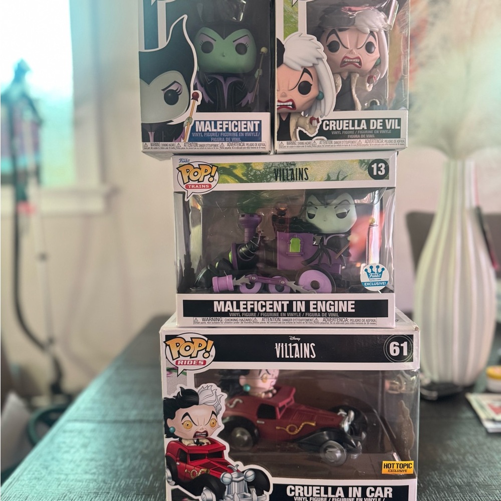 Hot Topic Exclusive Cruella and Maleficent in Car Vinyl Figure POPS